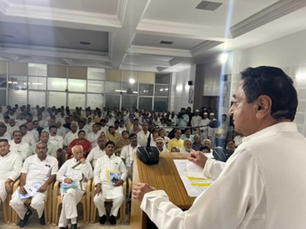 कांग्रेस नेताओं को चेतावनी,  कमल नाथ ने हिदायत के साथ आईना भी दिखाया